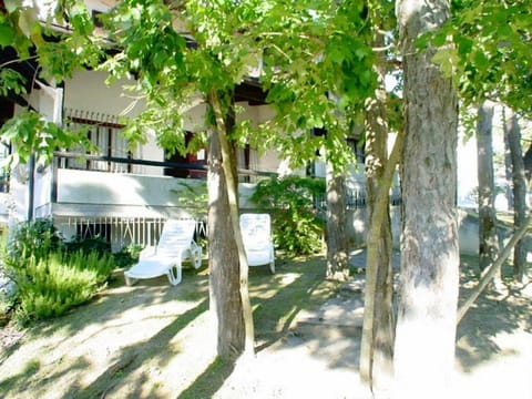 Wide row house with private fenced garden for 9 guests in Lignano Pineta Hotel in Lignano Sabbiadoro