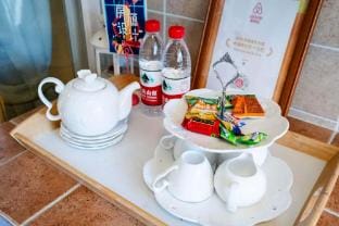 Hsinhsin‘s Home：北京东二环，国贸/CBD区域，自家两居室中的一个卧室，有单独卫生间。 Vacation rental in Beijing