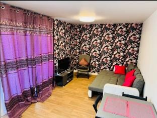Lux Pink Rose - Paris Apartment in Drancy