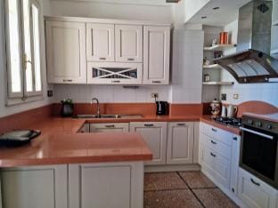 Large queen size bedroom Vacation rental in Pisa