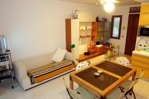 Excellently equipped row house with fenced garden for 8 in Lignano Pineta Hotel in Lignano Sabbiadoro