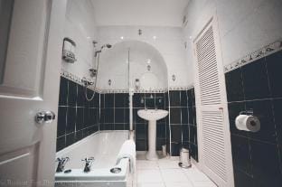 Prime 2 Bedroom City Centre Apt Apartment in Aberdeen