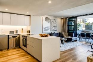 Modern Central Secure Cape Town 2bed Bantry Suite Apartment in Sea Point