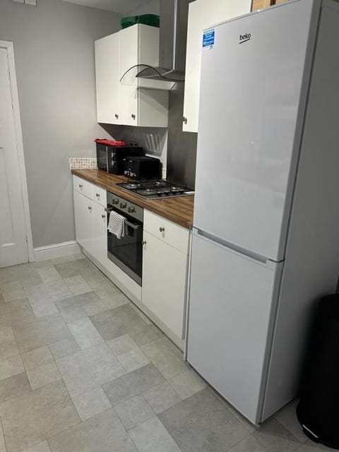 bed Chill Glouc with 3 bedrooms and 1 bathrooms Villa in Gloucester