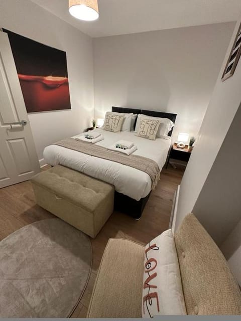 bed Chill Glouc with 3 bedrooms and 1 bathrooms Villa in Gloucester