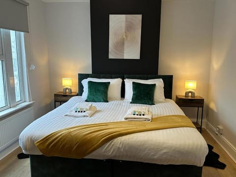 bed Chill Glouc with 3 bedrooms and 1 bathrooms Villa in Gloucester