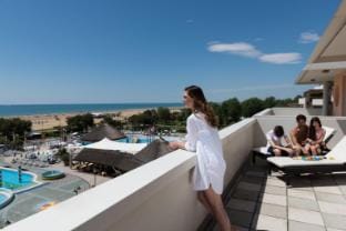 Aparthotel Holiday - Panoramic Royal Apartment in Bibione