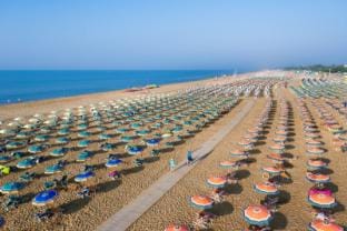 Aparthotel Holiday - Panoramic Royal Apartment in Bibione