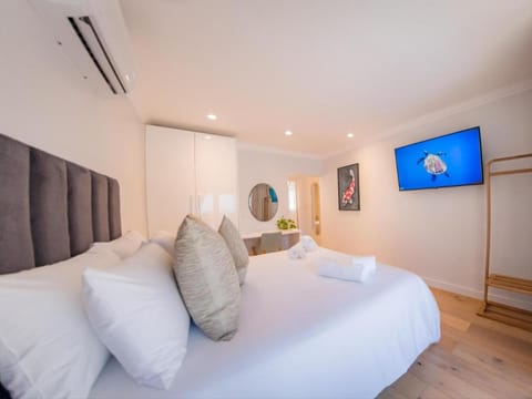 Cape Joy - BRAND NEW luxury villa just rolled out in Cape Town, Plattekloof Bed and Breakfast in Cape Town