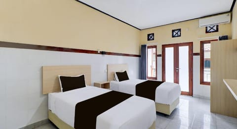 Townhouse Oak Legian Near Kuta Beach Formerly Sayang Maha Merta Hotel in Kuta