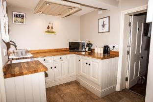 Historical Sherwood Forest Cottages - Sleeps 16 Vacation rental in Newark and Sherwood District