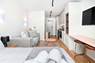 Luxurious Sea Point Apartment with Private Entrance Apartment in Sea Point