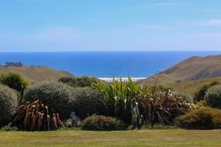 Mt. Karioi Escape: Super King + Barrel Spa & Views Vacation rental in Raglan