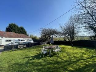 Serene Countryside Escape with Parking Apartment in Bristol