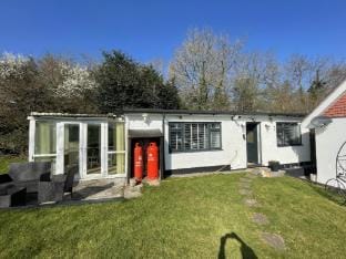 Serene Countryside Escape with Parking Apartment in Bristol