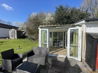 Serene Countryside Escape with Parking Apartment in Bristol