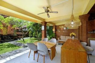 Jero Delod - Umah Dangin Vacation rental in Kediri