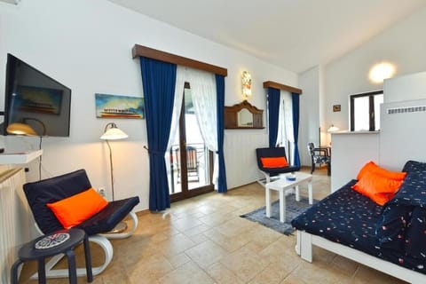 Charming flat with shared pool Apartment in Peroj