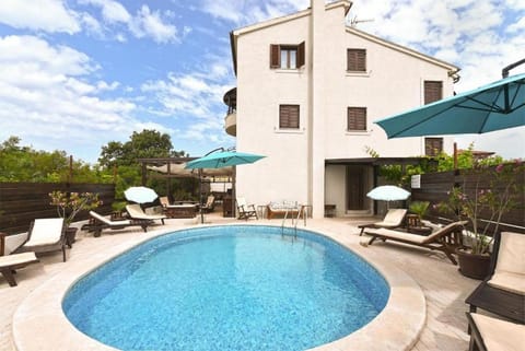 Charming flat with shared pool Apartment in Peroj