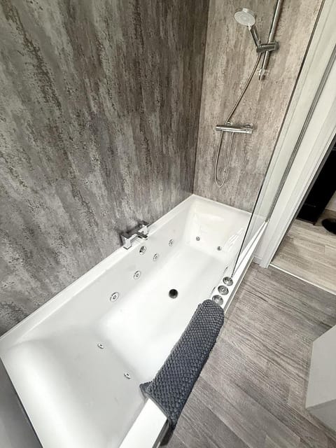 Hornby Hottub and Jacuzzi Suites Apartment in Blackpool
