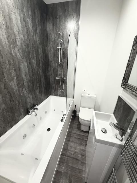 Hornby Hottub and Jacuzzi Suites Apartment in Blackpool