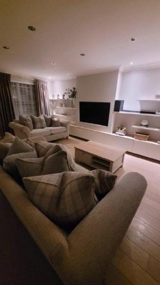 Stylish, Modern 3 bedroom house, free parking x 2 Vacation rental in Glasgow