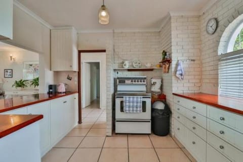 Milnerton Oak Lodge Hotel in Cape Town