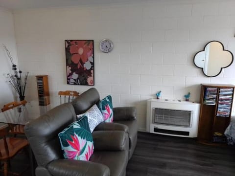 Waratah Waterfall Retreat Unit 3 Free Pay TV  WiFi Apartment in Tasmania