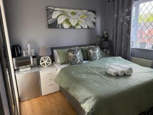 Premium Room for Family & Solo Vacation rental in Solihull