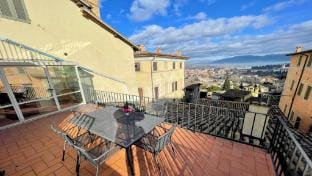 6 guests apt with terrace in pedestrian historic centre of Spoleto Apartment in Spoleto