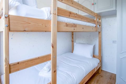 Cosy Cottage - 2 Bedroom Cottage - Mumbles Country House in The Mumbles