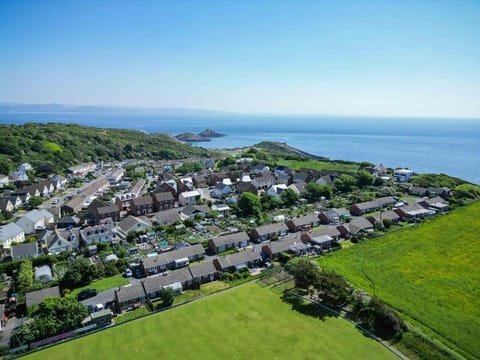 Cosy Cottage - 2 Bedroom Cottage - Mumbles Country House in The Mumbles