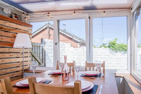 Cosy Cottage - 2 Bedroom Cottage - Mumbles Country House in The Mumbles