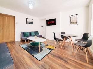 *Spacious 3 Bedroom Home*- Near Nec, BHX (Airport) Vacation rental in Solihull