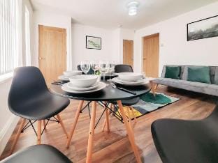 *Spacious 3 Bedroom Home*- Near Nec, BHX (Airport) Vacation rental in Solihull