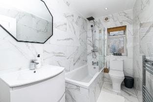 Modern Racecourse apt w/ parking within city walls Vacation rental in Chester