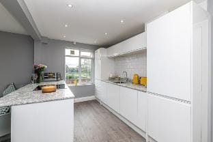 Modern Racecourse apt w/ parking within city walls Vacation rental in Chester