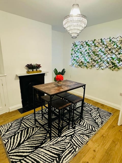 Spacious 2 bedroom, parking+ 10 mins walk to city Apartment in Lincoln