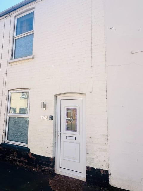 Spacious 2 bedroom, parking+ 10 mins walk to city Apartment in Lincoln