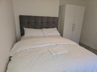 A spacious double room in a lovely home. Vacation rental in Wakefield