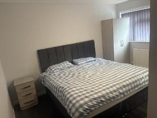 4 Bedroom Aprt in Warwick with free parking & Wifi Apartment in Warwick