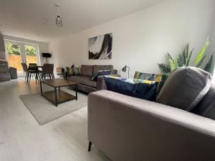 A 3 Bedroom New Hse Sleeps 5 FREE Parking&WiFi - A Vacation rental in Newcastle-under-Lyme