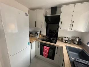 A 3 Bedroom New Hse Sleeps 5 FREE Parking&WiFi - A Vacation rental in Newcastle-under-Lyme