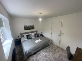 A 3 Bedroom New Hse Sleeps 5 FREE Parking&WiFi - A Vacation rental in Newcastle-under-Lyme