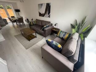 A 3 Bedroom New Hse Sleeps 5 FREE Parking&WiFi - A Vacation rental in Newcastle-under-Lyme