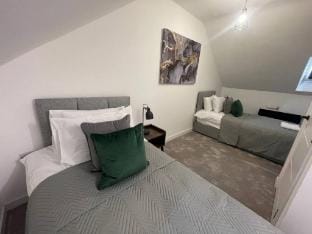 A 3 Bedroom New Hse Sleeps 5 FREE Parking&WiFi - B Vacation rental in Newcastle-under-Lyme