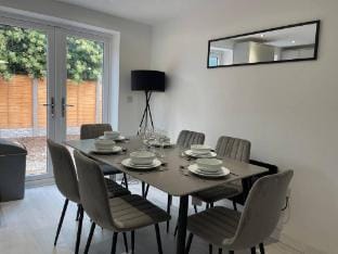 A 3 Bedroom New Hse Sleeps 5 FREE Parking&WiFi - B Vacation rental in Newcastle-under-Lyme