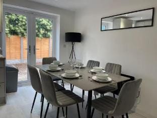 A 3 Bedroom New Hse Sleeps 5 FREE Parking&WiFi - D Vacation rental in Newcastle-under-Lyme