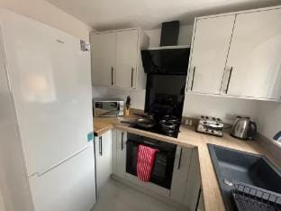 A 3 Bedroom New Hse Sleeps 5 FREE Parking&WiFi - D Vacation rental in Newcastle-under-Lyme