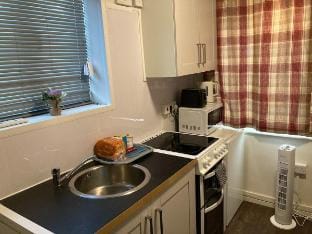 Studio Flat in Walsall with Option of Large Garden Vacation rental in Walsall